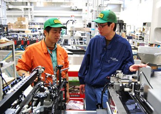 大西 祐司(機器設計)(左)と 小山 哲夫(開発)(右)